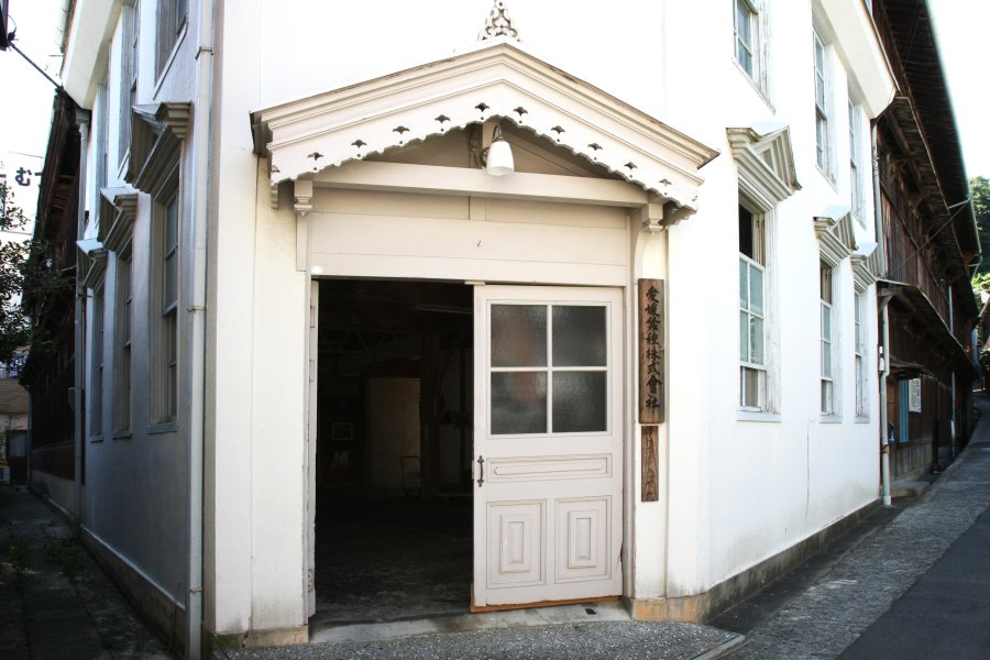 大正8年（1919年）の木造3階建てである愛媛蚕種（旧日進館）は、玄関の美しい装飾やレンガ造りのファイヤーウォールが残されている。