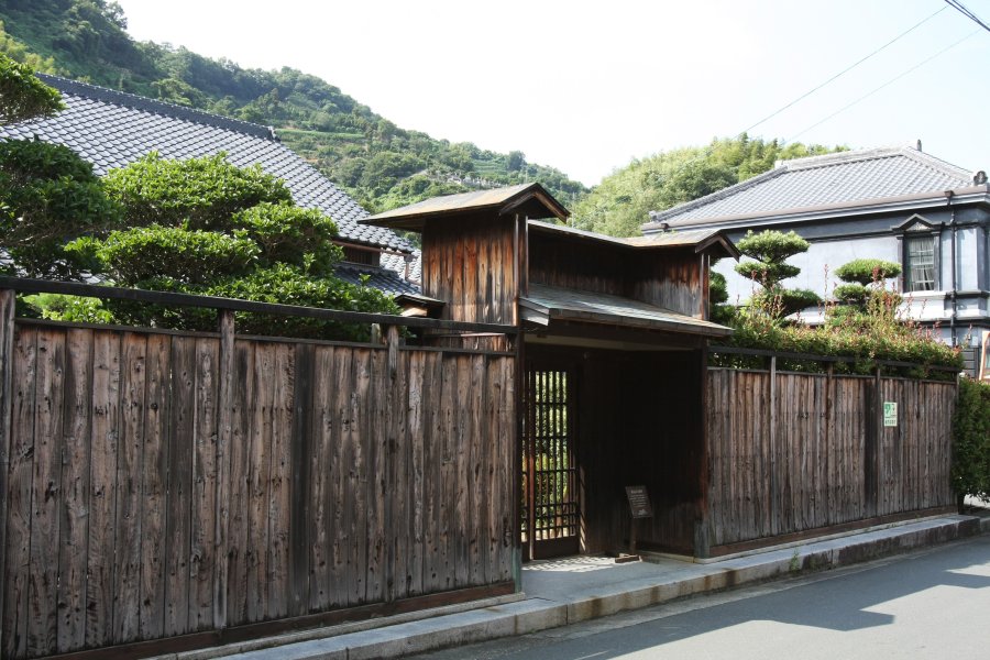 紡績、鉱山経営などで財を成した白石和太郎が、贅を尽くして建てた武家様式の屋敷である旧白石和太郎邸。隣接している洋館の建物は内部も見学できる。
