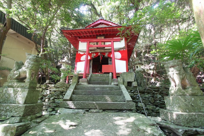 平家の軍旗にあやかり、外観が朱色に塗られた平家神社。自然の緑と朱色のコントラストが雅な風情を醸し出している。