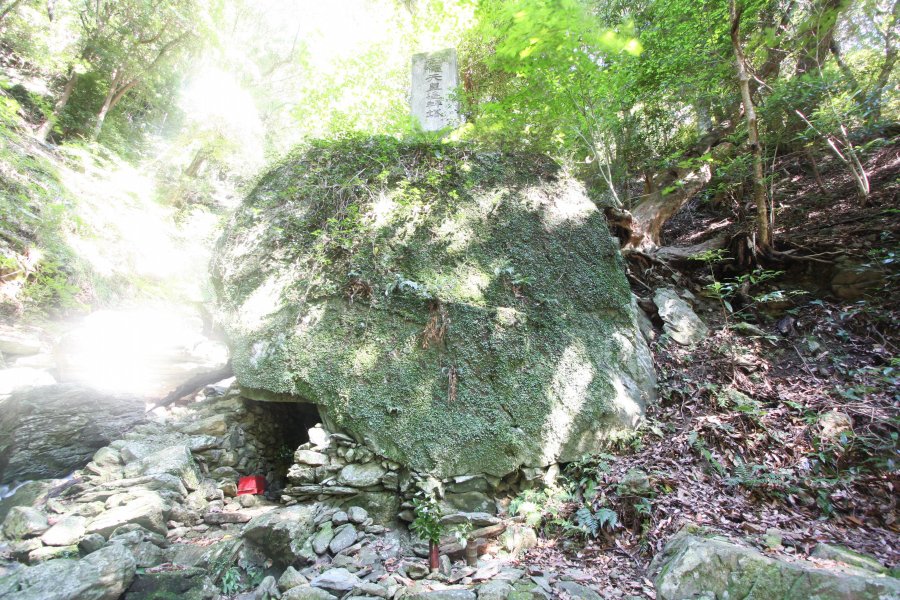 平家神社付近には平家谷自然林があり、平家と共に歴代最年少の8歳で崩御した「安徳天皇」の石塔が大きな岩石の上に人知れず建てられている。