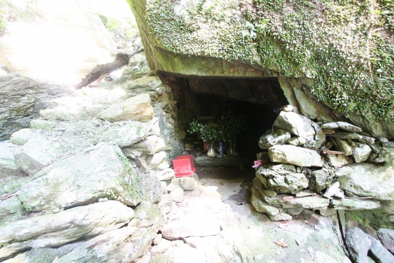 安徳天皇石塔の下にある平家の落人が隠れ住んだと伝わる洞窟。現在でも地元住民の手によって丁寧に守られている。