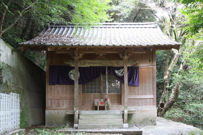 滝の落ち口の近くに建立され、うっそうとした木々と神秘的な雰囲気に包まれた拝殿。