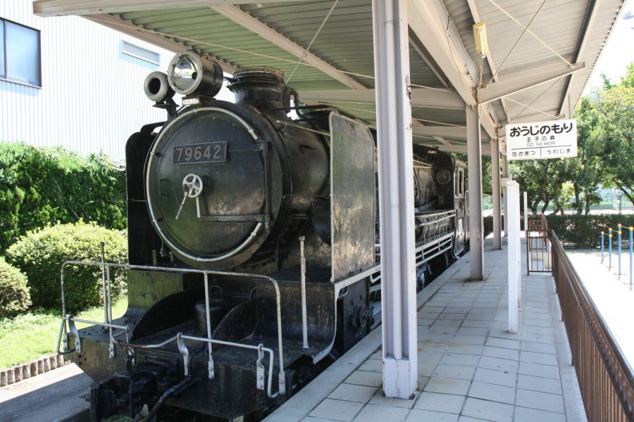 園内の子どもの広場には、汽車ポッポの愛称で親しまれた9600型蒸気機関車が保存展示されている。