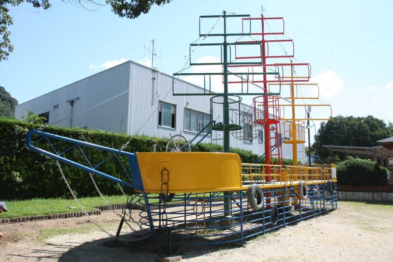 園内には船の形をした巨大なジャングルジムを始め、小さな子供も安心して遊べる遊具なども設置されている。