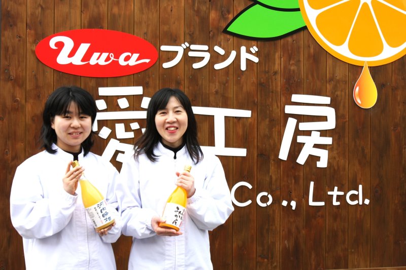 工場内の直売所では、濃厚なしぼりたてのみかんジュースを購入することができる。