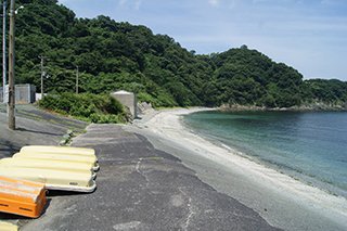 自然豊かな環境、キレイな砂浜、透き通った海水は、子供から大人まで楽しめる海水浴場。 