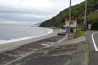 砂浜ではキャンプや釣りを楽しむことができる。