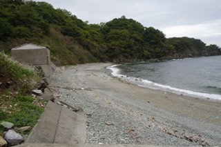 伊予灘に面し、天然の小石の海岸が約300ｍ続く。