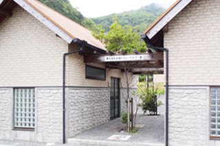 海水浴場にはトイレとシャワー室を完備。