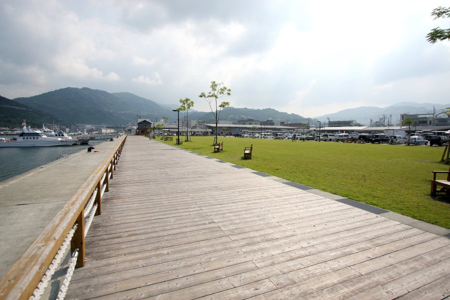 広々とした緑地公園は、市民の憩いのスペースとして自由に利用できる。また、ボードウォークも設置されており潮風を受けながら散策することができる。