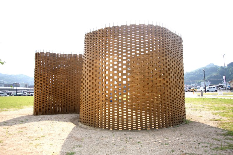 かまぼこ板25,000枚を使用して作られたカーテンは、休憩スペースとしても活用されている。