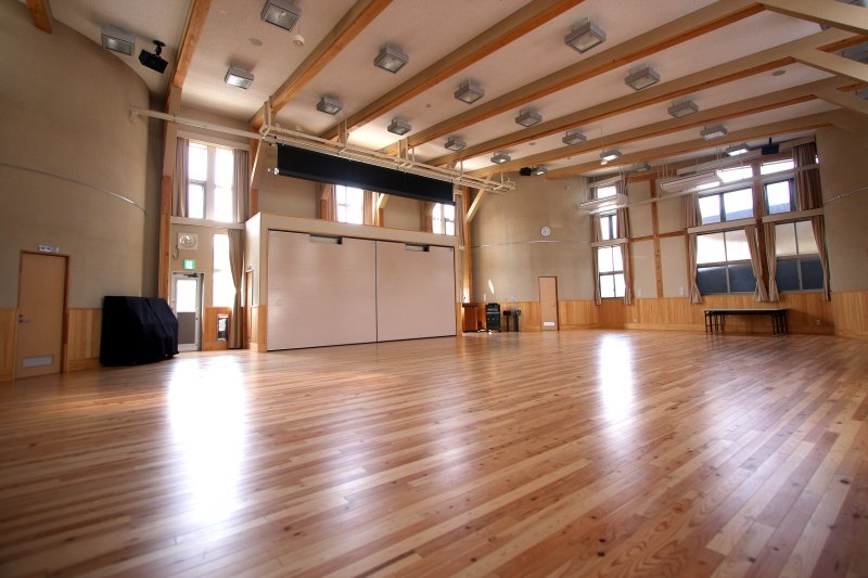 交流館内には、ホールが設置されており、イベントや展示会、講演会など多目的に利用することができる。