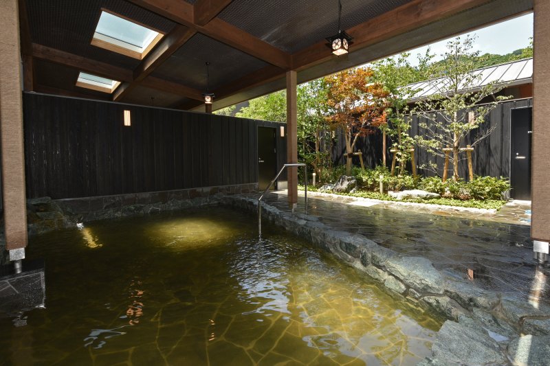 自然石を利用した岩風呂では、心地よい塩湯が身も心もほぐしてくれる。