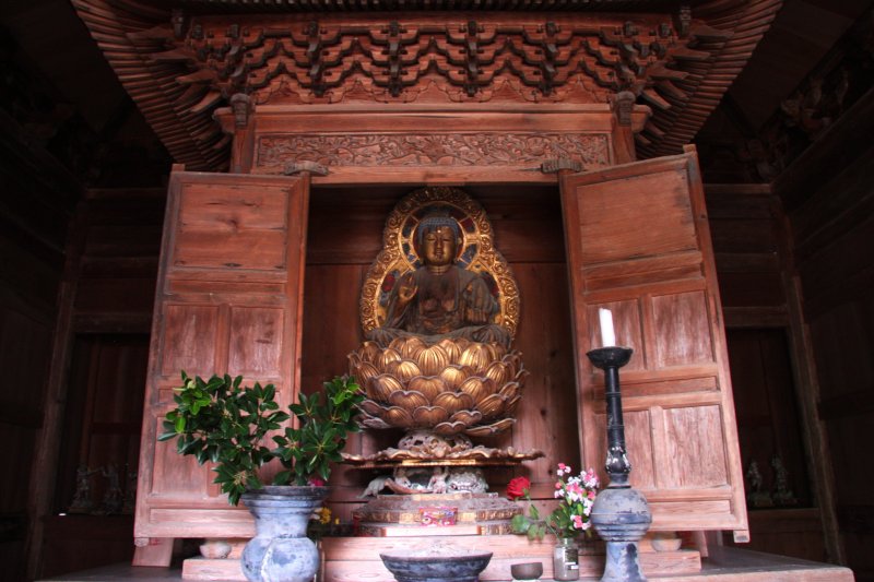 国の重要文化財に指定されている厨子（仏像などを安置する戸棚形の仏具）の堂内には、像高約70cmの「木造薬師如来坐像」が安置されている。
