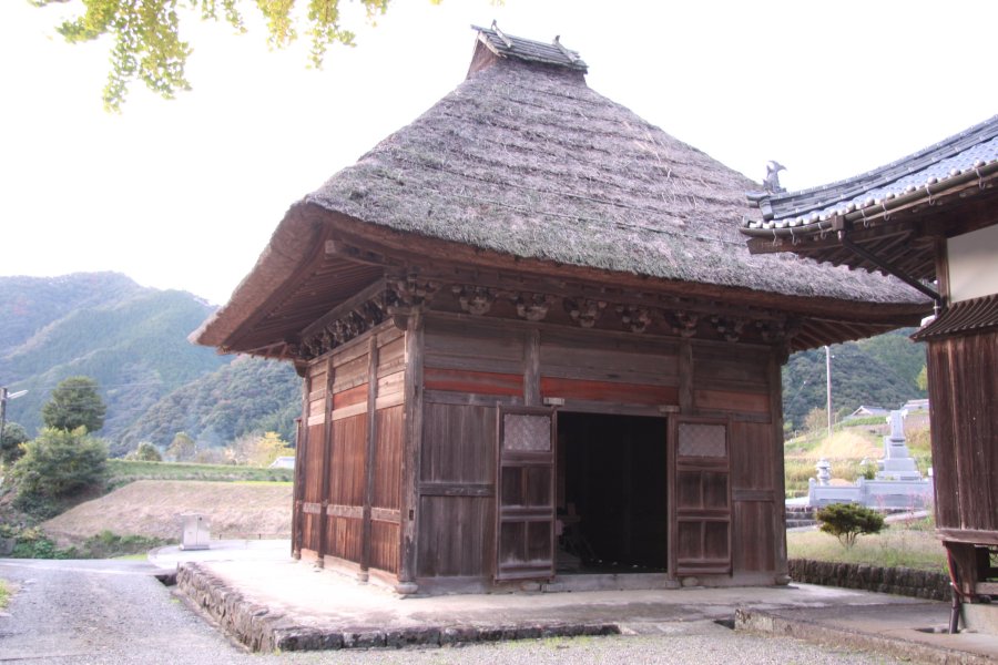 室町時代の禅宗様式の特徴を備えた茅葺きの善光寺薬師堂も国の重要文化財に指定されている。