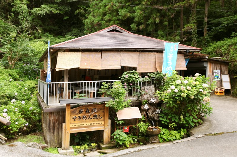 山奥のひんやりとした空気の中、舌鼓を打つには絶好の環境。