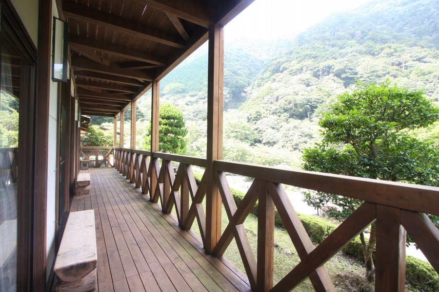 清涼感のある空気と成川渓谷の渓谷美が堪能できる開放感あふれるテラス。