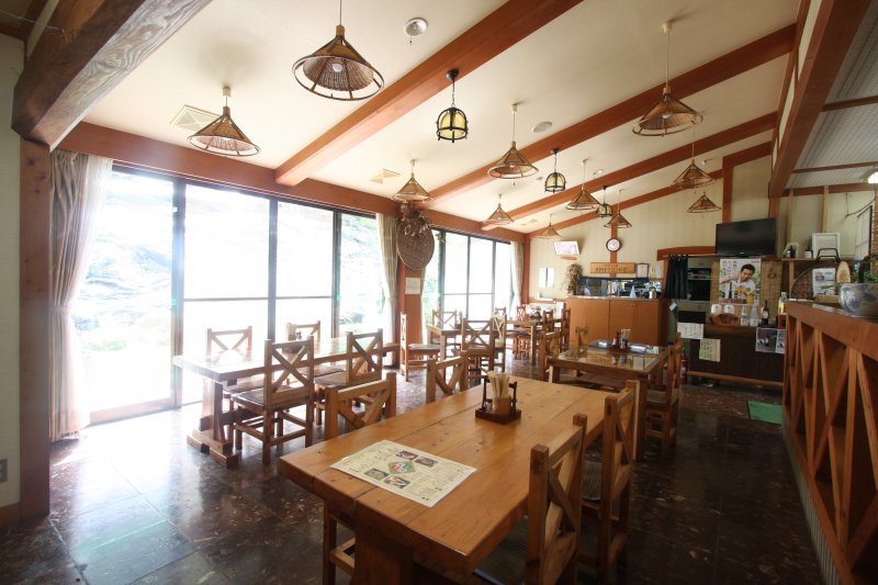巨大な一枚岩を流れ落ちる滝と、地元産の食材をふんだんに使用したふるさと料理を満喫できるレストラン。