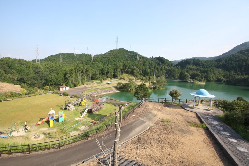 広大な敷地内に広がる公園内は、開放感と緑があふれている。