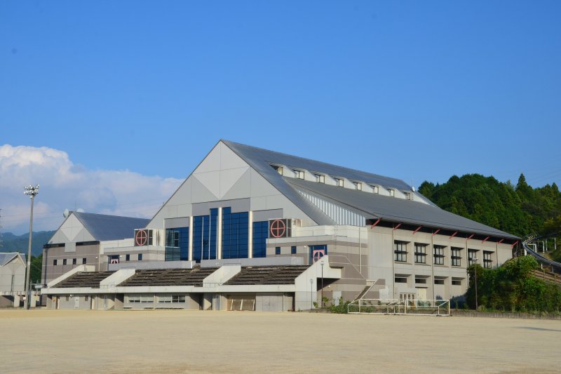 体育館では、バレー、バスケットボールのほか、剣道、卓球など様々なスポーツで利用することができる。