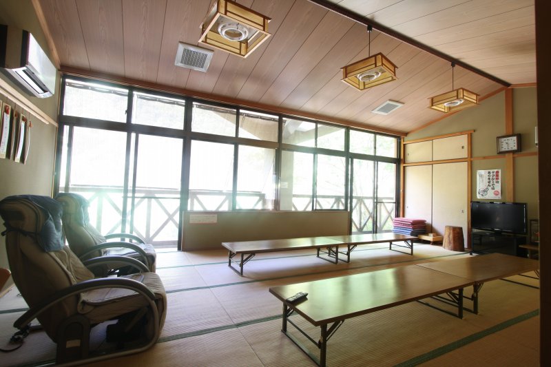 湯上りには、渓流のせせらぎと渓谷美に和まされながらくつろげる休憩室。