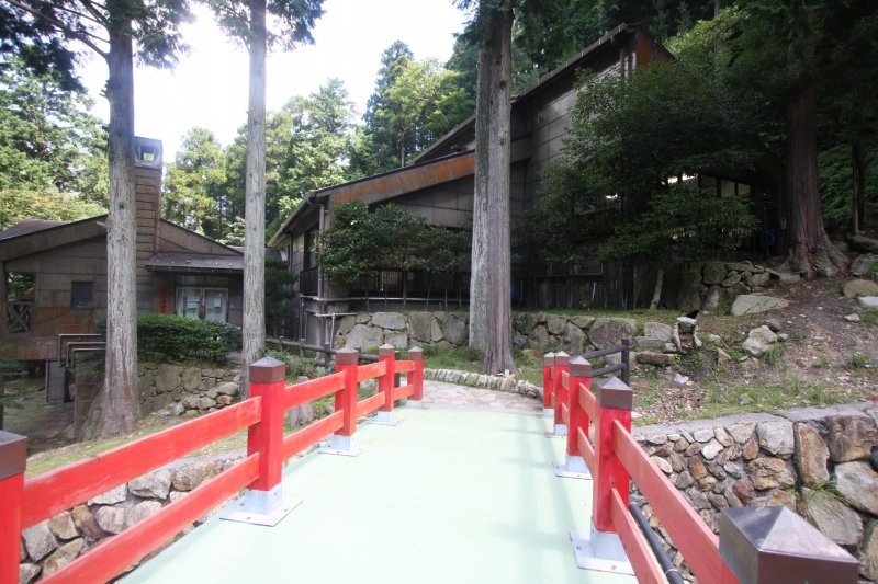 大自然の新緑と朱色の渡り橋が風情漂う高月温泉。