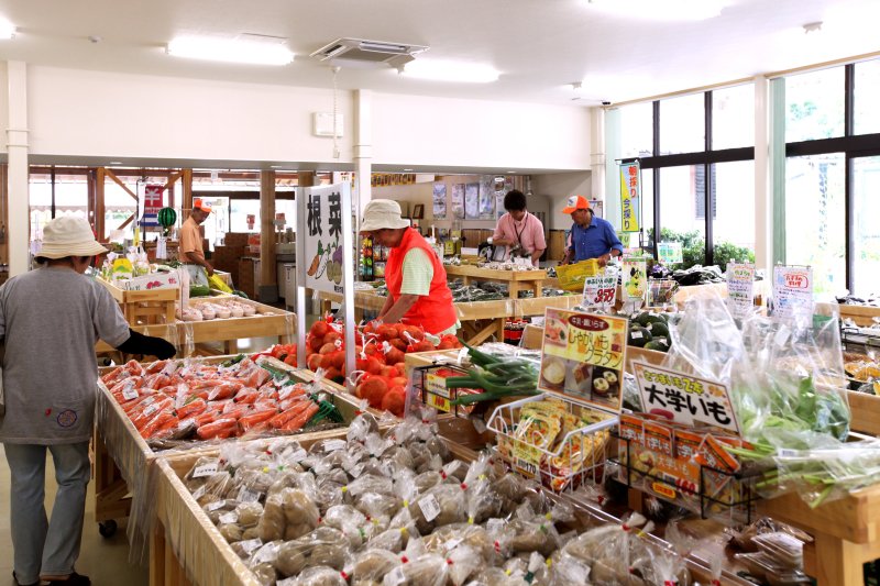 地元・広見地区の農家が、朝採れた新鮮な野菜や果物を販売。新鮮な野菜を使った料理は「彩り茶屋」で味わえる。