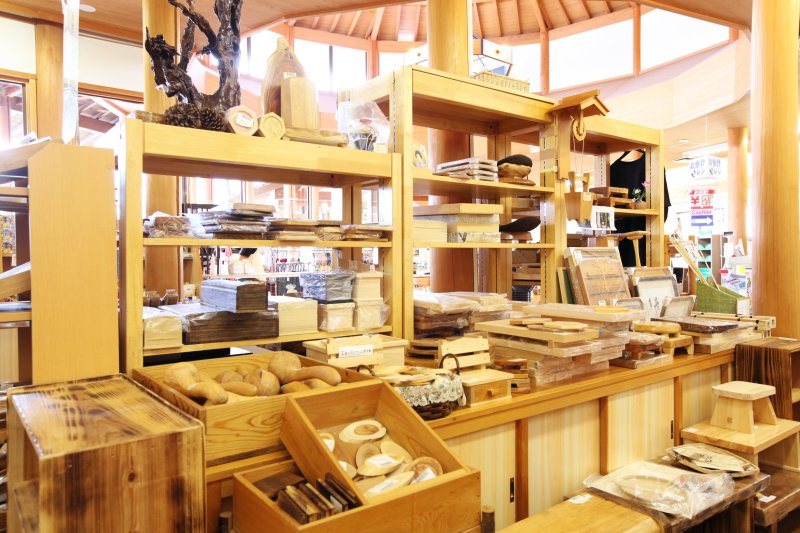 杉やヒノキを使った工芸品や鬼北窯の陶芸品など味わい深い商品が展示・販売されている。