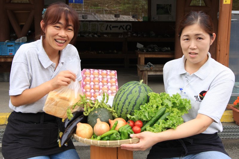 採れたて新鮮の野菜や果物、夢工房で販売されているパンなど、ここならではの商品が勢揃い。