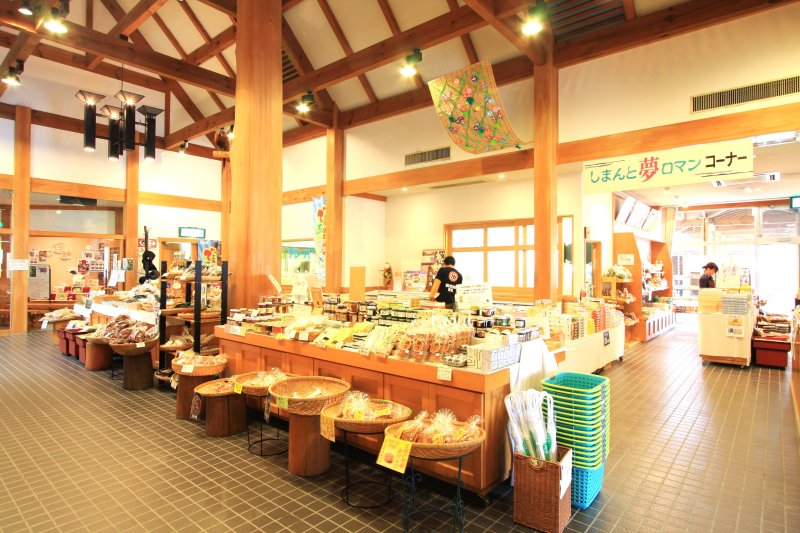 明るく開放的なふれあい交流センター内の売店では、鬼北町や周辺地域の特産品を豊富に取り揃えている。