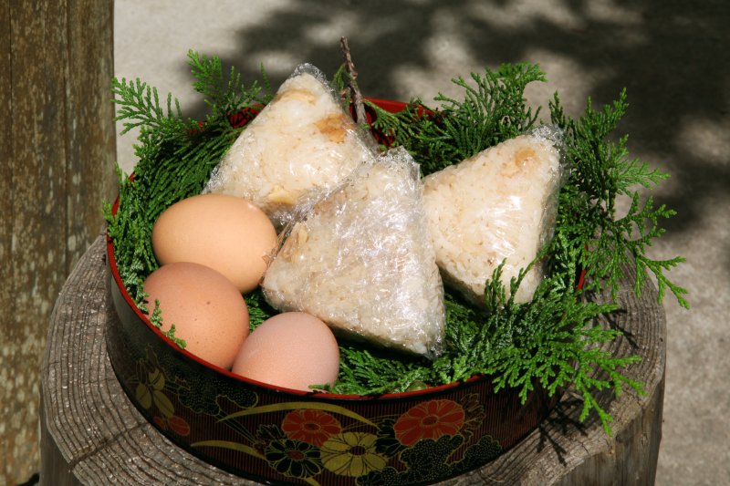 しっかりとした歯ごたえの地鳥を使ったおにぎりと、地鳥のゆで卵。