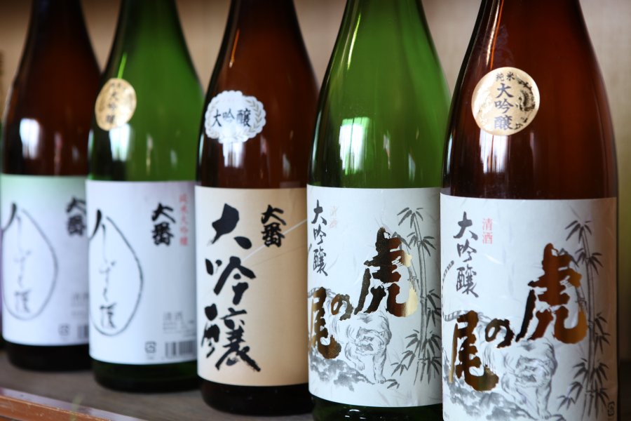 200年以上の歴史を持つ清酒「虎の尾」を始め、人気の高い「大番」などが店内にはずらりと陳列されている。