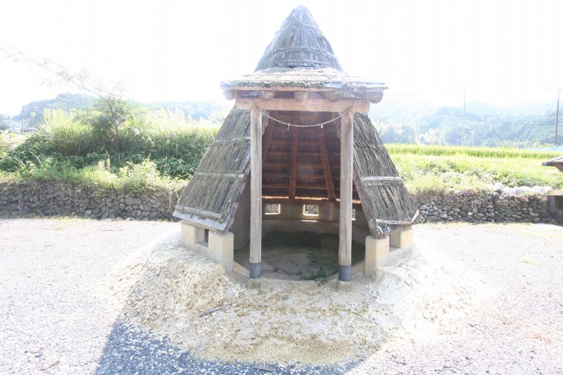 当時の住居の様子が復元されており、極寒時には温暖な地へ移住し、春から秋までの期間はこの辺りで生活していたと考えられている。  