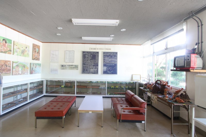 岩谷遺跡のすぐ近くにある泉公民館では、出土品の一部やパネルなどを展示している。巫女が祭祀の際に身に着けたと推測される垂飾品（ペンダント）も見ることができる。