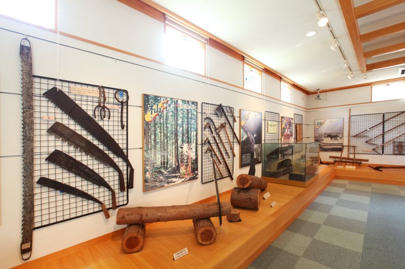 山間部にある日吉地区で盛んな林業の道具を展示している。