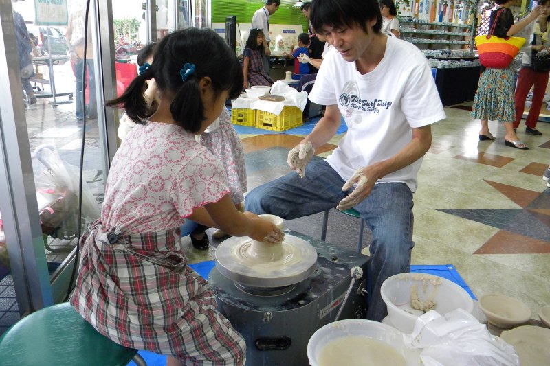 「ろくろ」体験は、丁寧にアドバイスしてくれるため初心者でも安心。