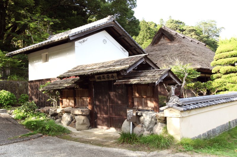 大正時代の茅葺き民家を復元。家は土塀に囲われており、通用門や土倉がある。