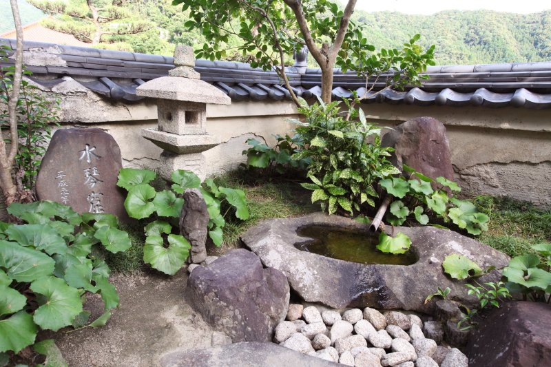見事に調和した空間で水琴窟の冴えた音色を聞くと、趣を感じることができる。
