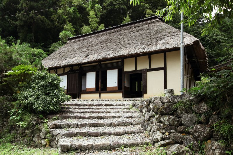 昔ながらの茅葺屋根は、なぜか心を落ち着かせてくれる。