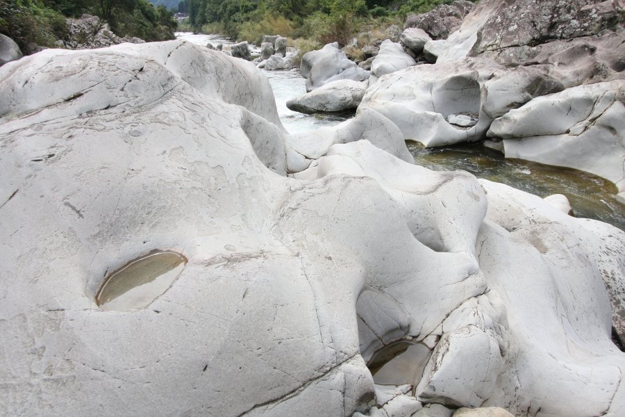 河川敷には長い歳月をかけて浸食された岩盤や甌穴がいたるところに点在し、自然が作り上げた造形美を望むことができる。