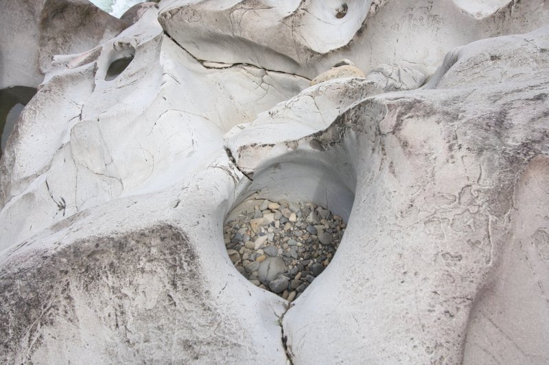 流された砂や礫(れき)が河床で回転して滞留し、鍋状の穴を削り上げられた甌穴は、悠久の時と大自然の力を感じさせられる。