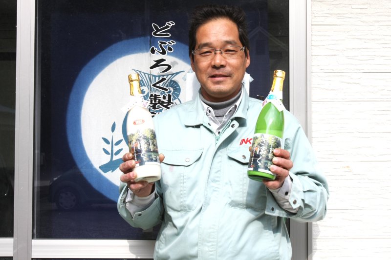 とろりとした優しい飲み口の甘口と、粒を残しすっきりとした後口の辛口の2種類のどぶろくを販売している。