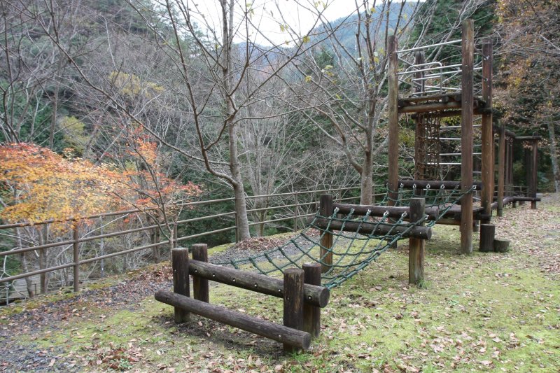 節安川の上流は「節安ふれあいの森」として整備され、春から秋にかけて多くの家族連れで賑わう。