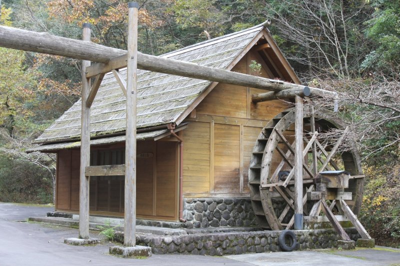 コットンコットンと音をたてて回る水車小屋は、昔ながらの懐かしい情景に出会える。
