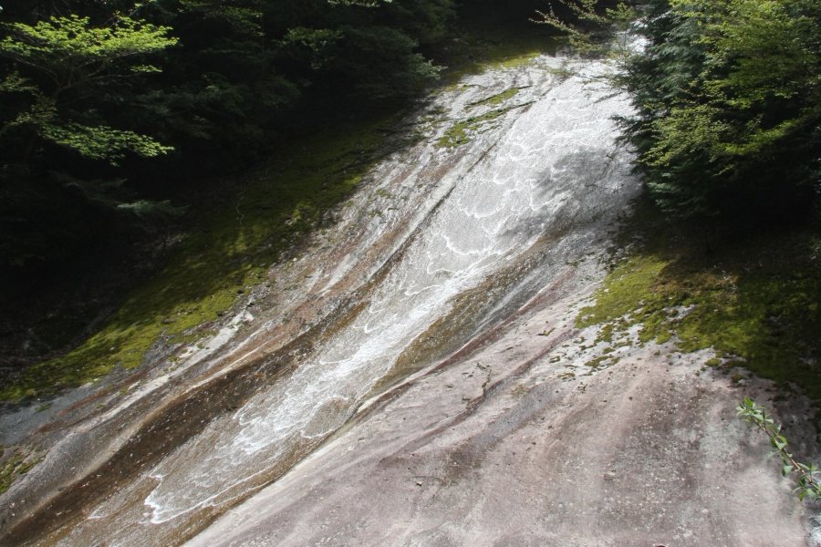 巨大な一枚岩の斜面に、雪の輪のような水紋を描きながら流れ落ちる「雪輪の滝」は雄大にして繊細。近くに展望台もあり、滑床渓谷の象徴を一望することができる。