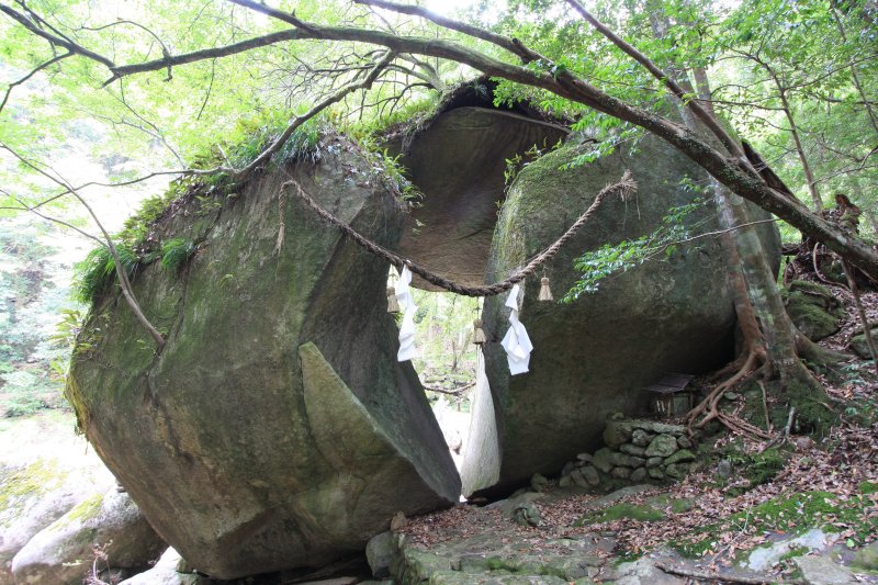 2つに割れた巨岩の上に、さらに岩が乗っている偶然の産物とも自然の奇跡ともいえる不思議で神々しい「鳥居岩」。近寄りがたい厳粛さと威厳を放っている。 