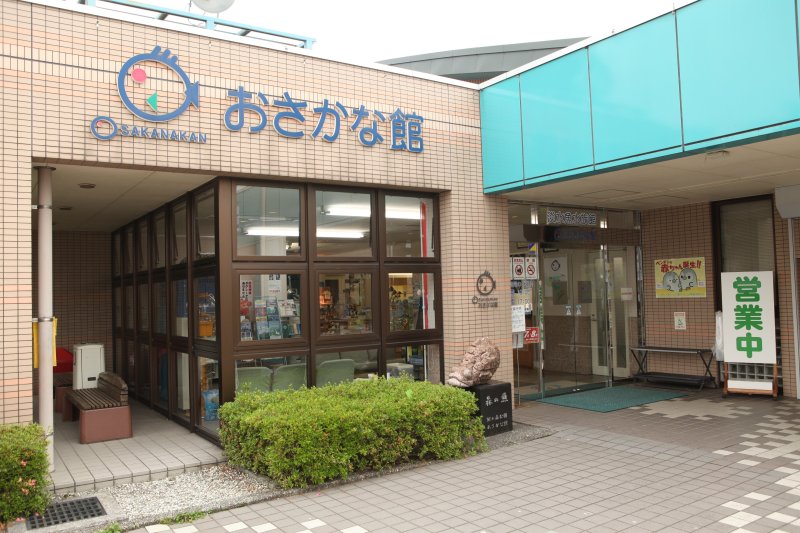 屋内展示のほか、屋外のペンギン舎やコイ池、売店コーナーやコーヒーショップも併設。