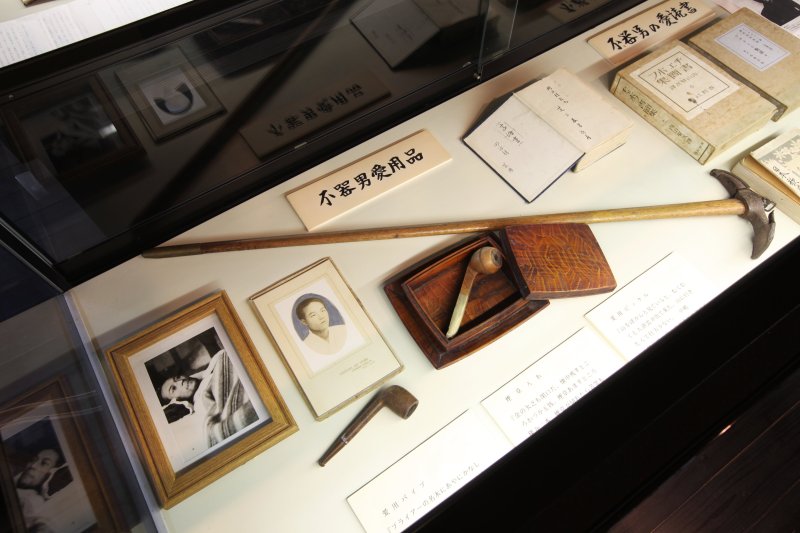 実際に使用していた愛用品などの遺品も残されている。