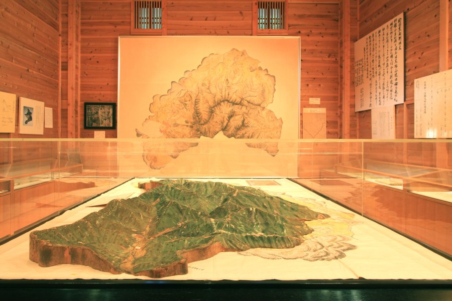 350年前に起きた境界争いの裁判のために製作され、実際に江戸まで運ばれた目黒山形模型と関係史料。縮尺は驚くほど精密で、当時の地形と技術の高さを窺い知ることができる。