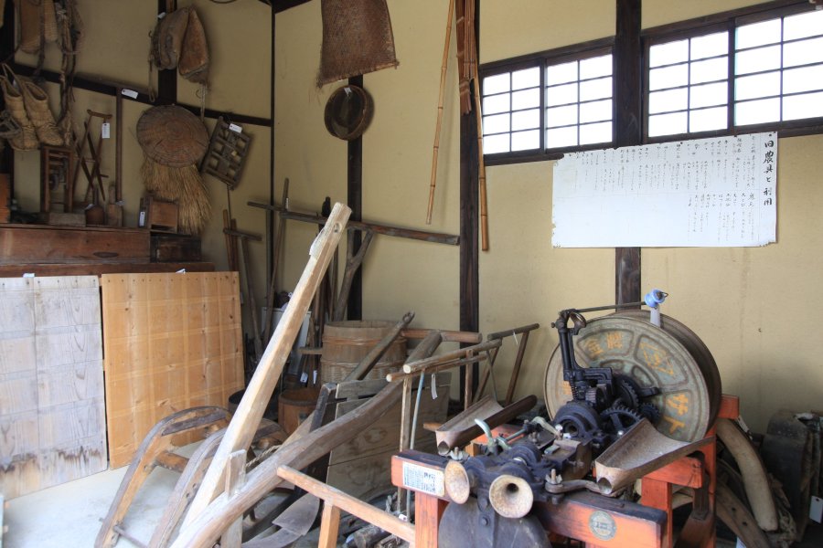 昭和初期に実際に使われていた民具を展示している納屋の内部。